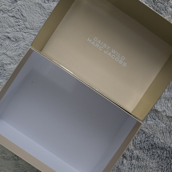 Empty Marc Jacobs Daisy Wild Perfume Box - Picture 3 of 3